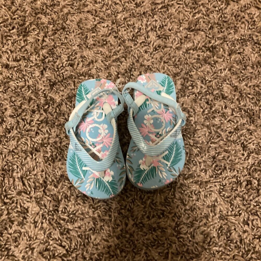Roxy Girls Sandal Size 5/6 Flip Flop Thong Style Light Blue Tropical Print